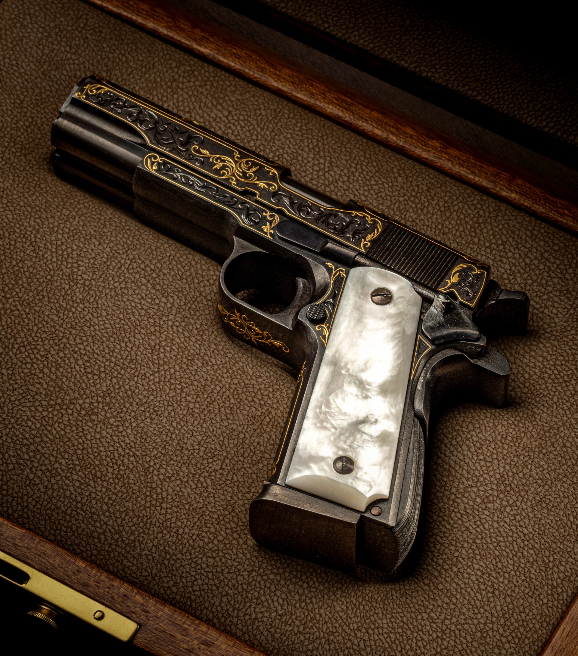 Коллекционный миниатюрный пистолет Colt 1911 с двойным стволом, гравировкой и перламутровой рукояткой в подарочном кейсе